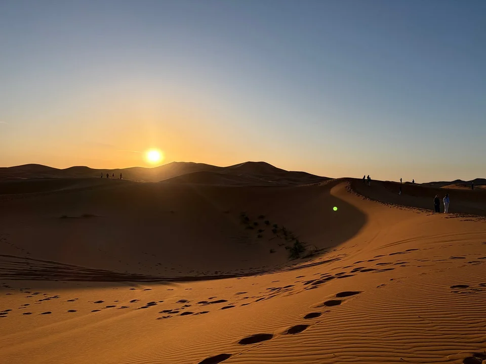 Sunset over the Erg Chebbi dunes during a three-day desert tour from Fes